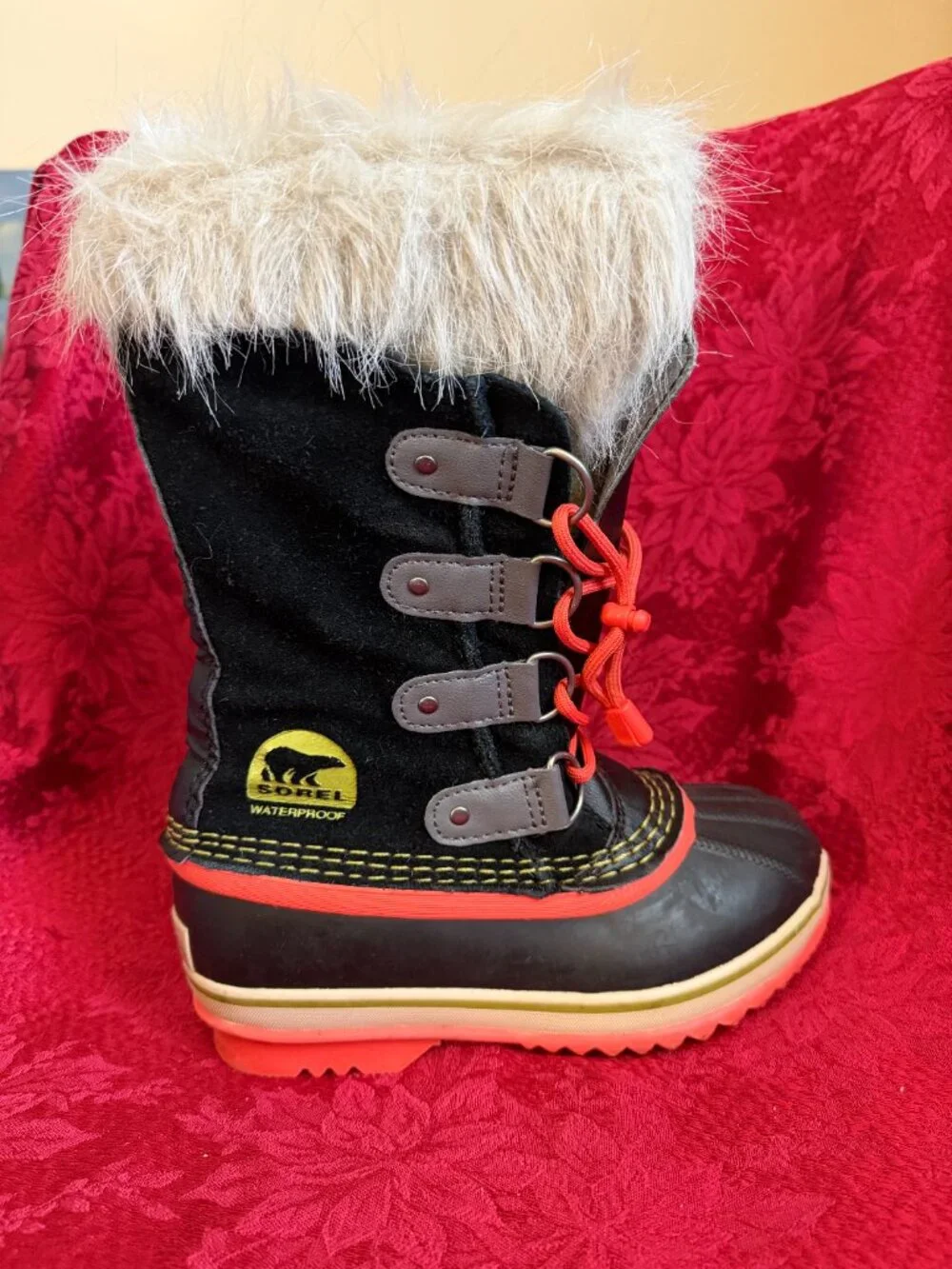 Sorel gently preloved